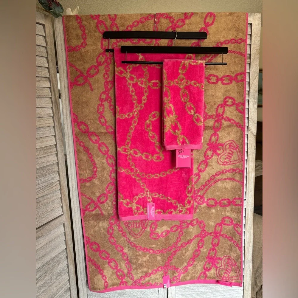 JUICY COUTURE Bath & Hand Towel Ensemble HOT PINK & METALLIC GOLD Heart & Chains